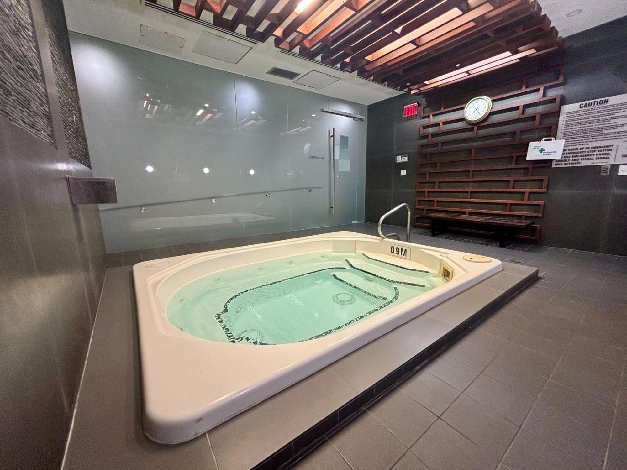 Stylish Suite At 300 Front Street W Торонто Экстерьер фото